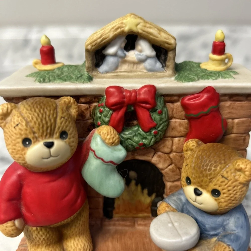 Enesco Musical Lucy & Me Christmas Fireplace Teddies WORKS! Vintage 1985 Bears